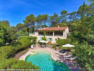 Villa Les Terrasses des Bosquets is een sfeervolle, villa voor 10 personen met privézwembad, jacuzzi en veel ruimte. Villa Les Terrasses des Bosquets is een sfeervolle, villa voor 10 personen met privézwembad, jacuzzi en veel ruimte.