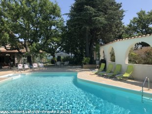 Vakantiehuis bij de golf: uw eigen landgoedje in het hart van de Provence met privé zwembad. Voor 10 personen !