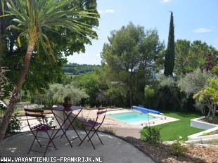 Vakantiehuis: Typisch Provençaals vakantiehuis aan de rand van Luberon te huur in Vaucluse (Frankrijk)