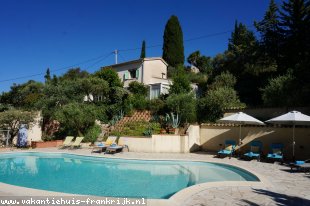 Vakantiehuis: Vue du Colombaille heeft een ruim privézwembad en schitterend zicht over de stad Draguignan. te huur in Var (Frankrijk)