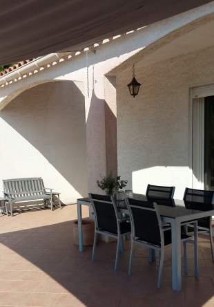 Terras met zonnedoek