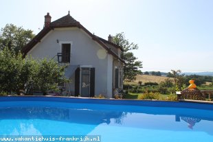 Vakantiehuis Bourgogne: Vakantiehuis met zwembad in het zonnige zuiden van het natuurpark De Morvan