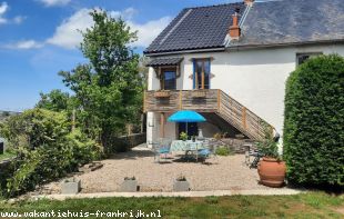 Huis in combinatie met een workshop of cursus in Frankrijk te huur: Gite Puy de La Crouzille op een ruim terrein met riant zwembad en veel privacy in de Puy de Dome, 1001 mogelijkheden voor uw relaxte vakantie. 