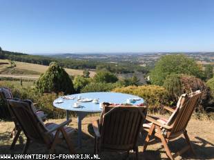 Vakantiehuis: Maison de Maître Bellevue gelegen op het zuiden met een panoramisch breed en vrij uitzicht. De zon zie je hier opkomen en ondergaan.