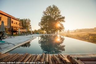 Vakantiehuis: Familie vakantiehuis 12 personen vakantiedomein met zwembad, jacuzzi, speeltuin, rivier en bos op eigen land, groepsaccommodaties, kleinschalig te huur in Haute Vienne (Frankrijk)