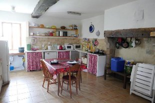 (Vakantie) koopwoning: Saint Sornin –Woonboerderijtje met door schuren afgesloten erfje op terrein van 2920m² te koop in Allier (Frankrijk).