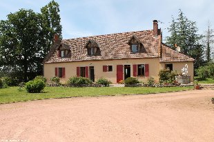 (Vakantie) woning: Vitray – Ruime woonboerderij op 1,3 hectare grond met grote schuur en hangar. te huur in Allier (Frankrijk)
