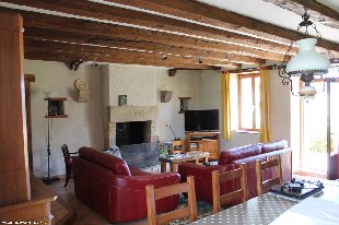 (Vakantie) koopwoning: Vitray – Ruime woonboerderij op 1,3 hectare grond met grote schuur en hangar. te koop in Allier (Frankrijk).