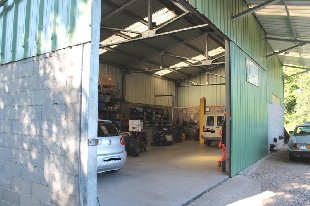 (Vakantie) woning: Garage bedrijf met geheel gerenoveerd woonhuis op 5405 m2. te koop in Allier (Frankrijk)