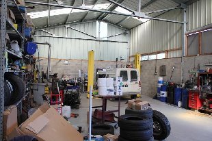Vakantiehuis: Garage bedrijf met geheel gerenoveerd woonhuis op 5405 m2. te koop in Allier (Frankrijk).