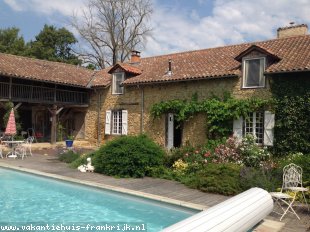 Vakantiehuis Pyreneeën: Mooie rustieke authentieke boerderij als landgoed gerestaureerd, met eigen verwarmd zwembad. Prachtig dorpje met kasteel en groot meer.