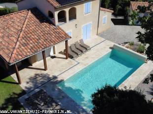 Vakantiehuis met zwembad: Vrijstaande 2-8-pers. villa met verwarmd privé zwembad, 4x airco, zeer grote tuin op luxe villapark in Vallon Pont d'Arc, aan de rivier Ardèche