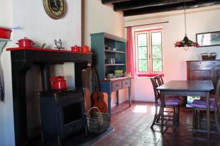 (Vakantie) koopwoning: Isle et Bardais – Een authentiek verbouwde longère in het dorpje op 2500 m2 terrein aan de rand van het bos van Tronçais. te koop in Allier (Frankrijk).
