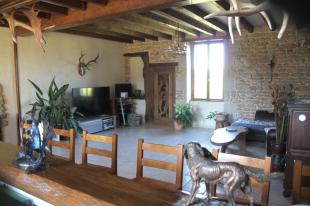 (Vakantie) koopwoning: Nérondes -Volledig vrij gelegen ruime woonboerderij met grote schuur op 1,7 hectare grond. te koop in Cher (Frankrijk).