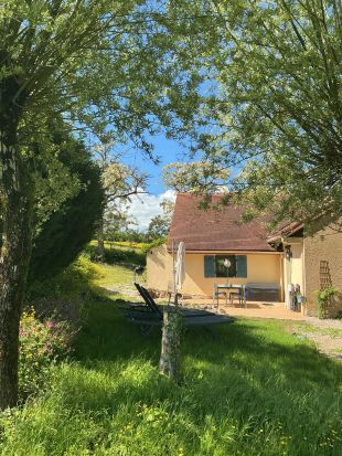 Doorkijkje naar terras bij de keuken