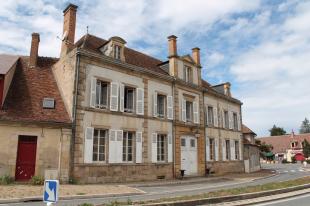 (Vakantie) woning: Meaulne - Monumentaal pand van 328 m2 aan de rand van een pittoresk dorpje, langs de rivier Aumance. ** ONDER BOD ** te huur in Allier (Frankrijk)