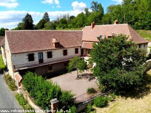 Huis in Frankrijk te koop: Livry -Prachtig woonhuis, B&B met eigen stranden aan de rivier de Allier op ongeveer 1.5 hectare terrein. ** Onder bod ** 
