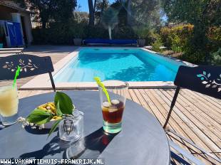 Villa in Frankrijk te huur: Vrijstaande vakantievilla Les Beaumes op 1400 m2 tuin met prive zwembad gelegen grenzend aan het natuurgebied van de Luberon 