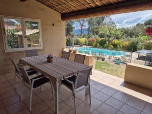 Het terras met een ruime eettafel