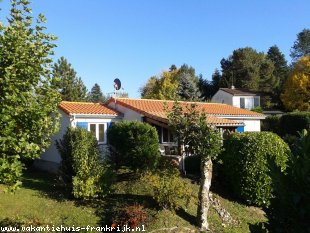 vakantiehuis in Frankrijk te huur: Modern ingericht vrijstaand  huis  met eigen tuin en terras aan zon en schaduwkant. Geschikt voor gezin met kinderen of 2 echtparen. 