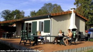 Vakantiehuis: Moderne vakantiebungalow in de Charente/Dordogne op vakantiepark Village Le Chat. Inclusief administratiekosten, kostenhuisdier en schoonmaakkosten. te huur in Charente (Frankrijk)