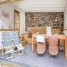 Vakantiehuis Murol loungeplek <br>Loungeplek met tweede buitentafel en stoelen en verstelbare zonnestoelen