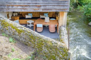 Vakantiehuis Murol overdekte loungeplek onder het zonneterras