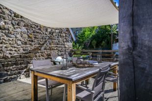 Vakantiehuis Murol zonnig terras met zonnedoek