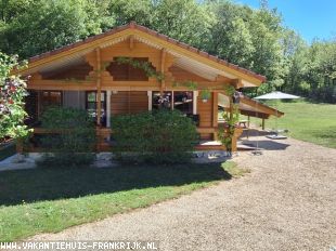 Vakantiehuis: Een heerlijk vakantiehuis (6p) op kleinschalig vakantiepark met zwembad in de prachtige omgeving Lot/Dordogne