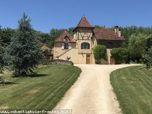 Vakantiehuis: Charmante gerenoveerde boerderij gelegen in een mooi dorp tussen de rivieren de Dordogne en de Lot. Verwarmd privé zwembad. Prachtig uitzicht