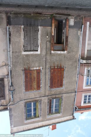 Huis in Frankrijk te koop: Montaigut – Geheel te renoveren pandje van 90 m2 in de hoofdstraat met 3 verdiepingen. 