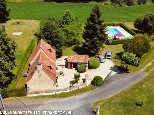 Vakantiehuis: Authentiek stenen vakantiehuis***  in Perigourdestijl met ruim privé-zwembad in een kindvriendelijke grote tuin vlakbij Sarlat la Caneda te huur in Dordogne (Frankrijk)