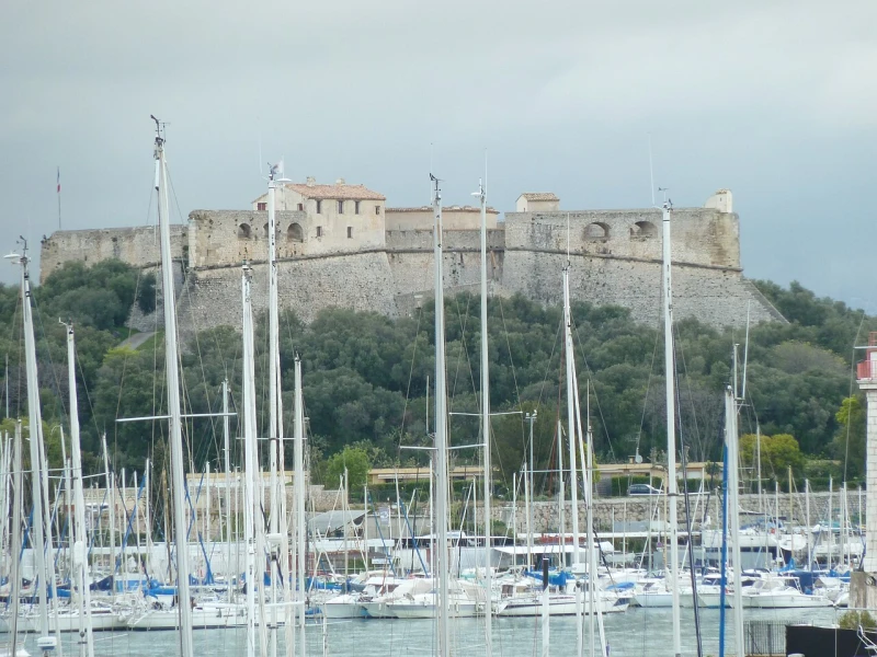 De jachthaven van Antibes met op de achtergrond het Fort Carré