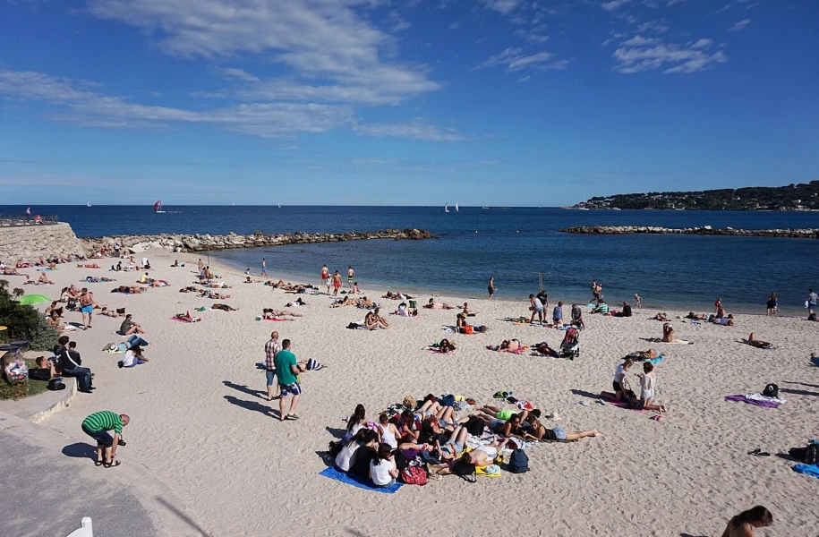 Een strandje bij Antibes