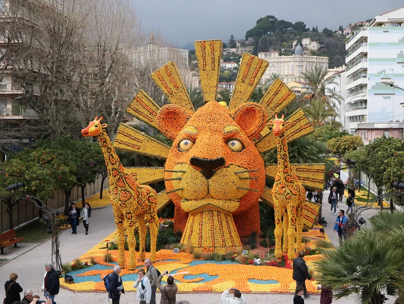 Kleurrijke citrusvruchten-sculpturen tijdens de Fête du Citron in Menton