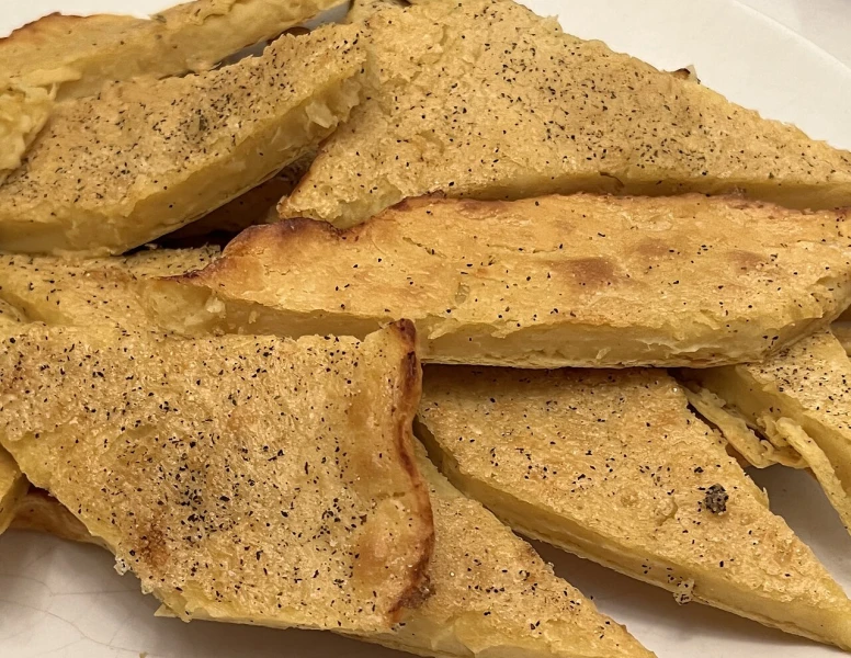 Verse socca, het typische straatvoedsel van Nice, knapperig uit de oven