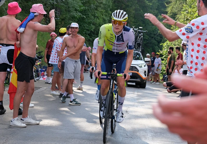 Wielrenners beklimmen een bergpas in de Alpes-Maritimes