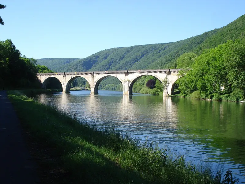 De beboste hellingen van de Maasvallei in de Franse Ardennen.