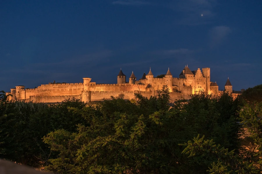 De indrukwekkende middeleeuwse vestingmuren en torens van Carcassonne bij zonsondergang.