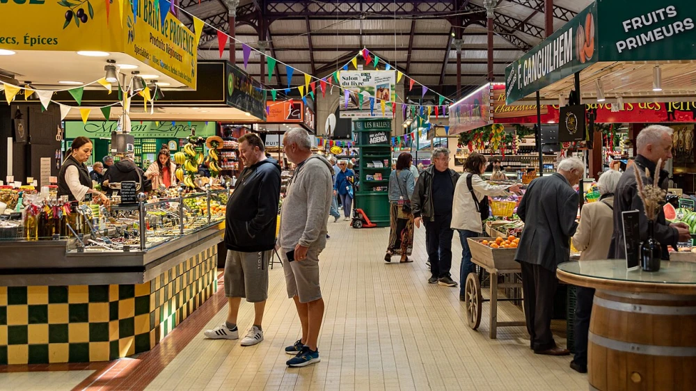 De overdekte markt Les Halles in Narbonne. Kleurrijk en een feest voor de zintuigen.