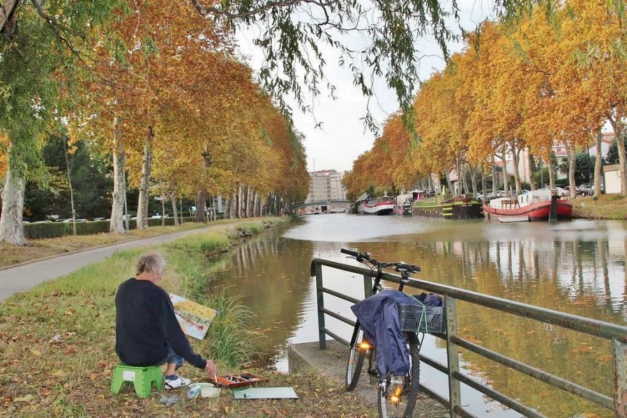 Fietsen op het jaagpad langs het Canal du Midi, een populaire fietsroute die door schilderachtige landschappen loopt.