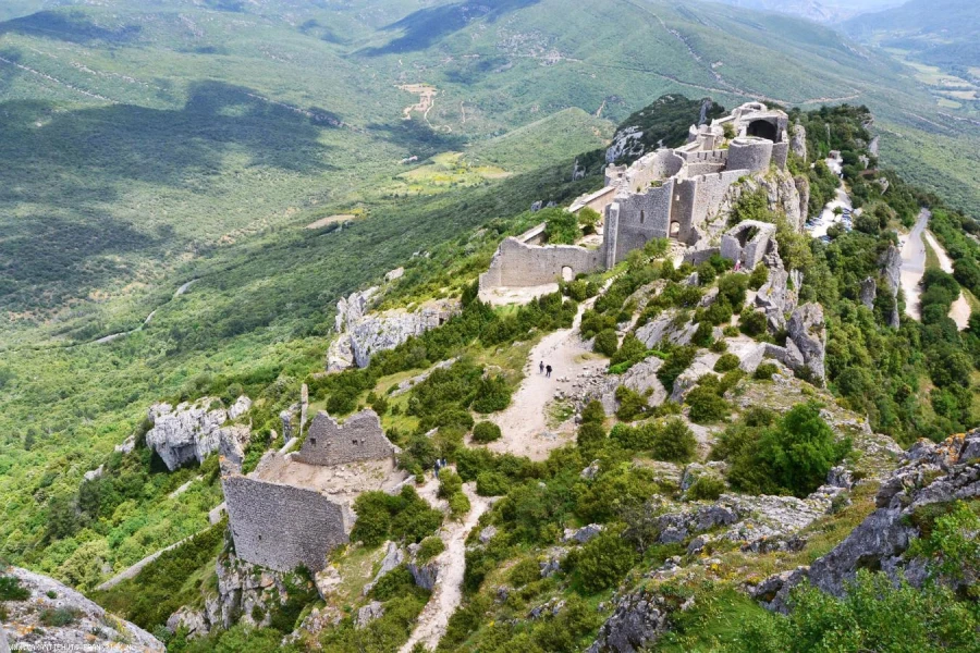 Het Kathaarse kasteel van Peyrepertuse, gebouwd op een hoge kalksteenrichel met spectaculair uitzicht over de Corbières