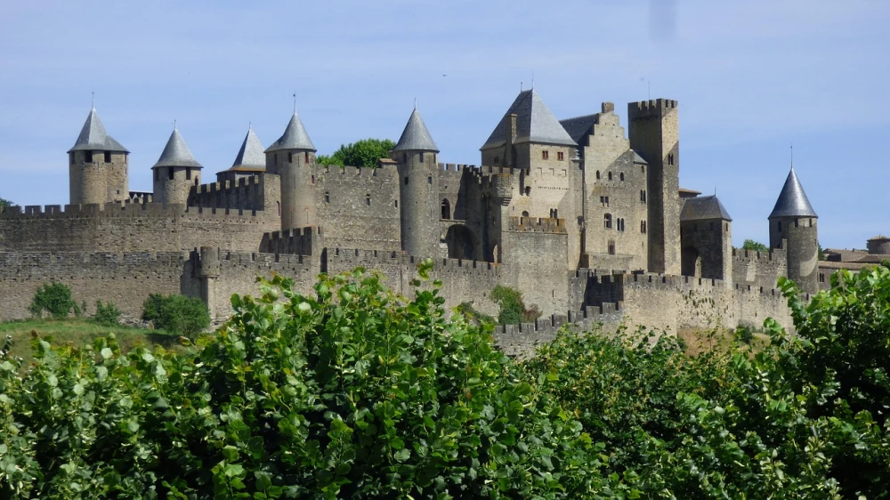 Panoramisch uitzicht op de middeleeuwse vestingstad Carcassonne, een UNESCO-werelderfgoed en het iconische symbool van de Aude.