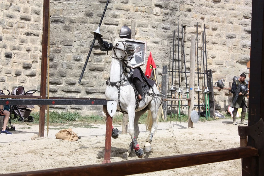 Riddertoernooi in Carcassonne. U waant zich in de Middeleeuwen.