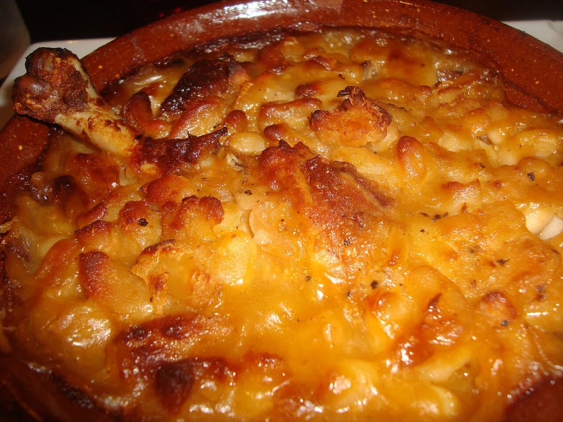 Traditionele cassoulet, het iconische stoofpotgerecht van de Aude, gemaakt met witte bonen, worst en gekonfijte eend.