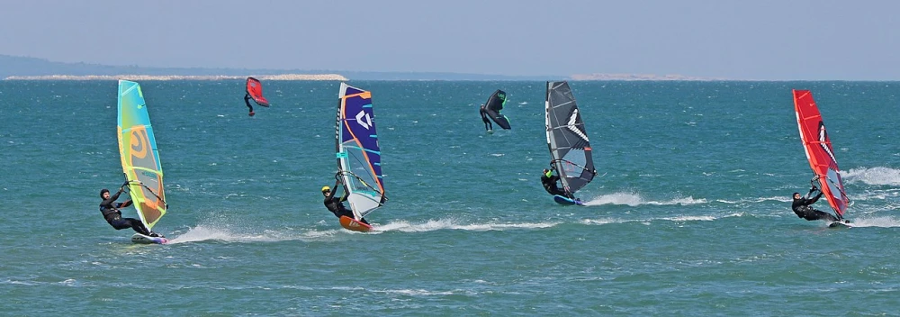 Windsurfers in actie bij La Franqui, een van de beste windsurf- en kitesurfspots van Europa dankzij de constante winden.