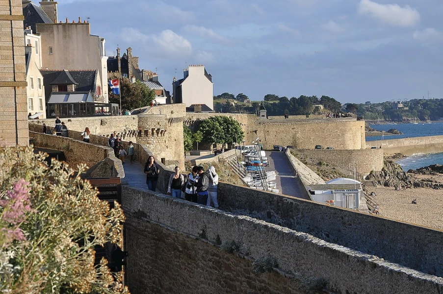 De imposante stadsmuren van Saint-Malo die de historische korsarenstad beschermen