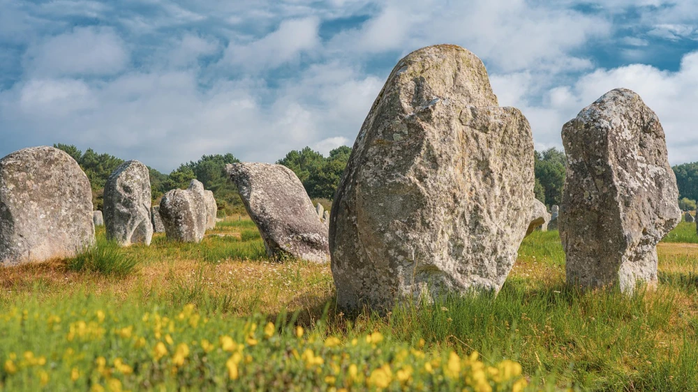 De mystieke menhirs van Carnac onder een dramatische Bretonse hemel