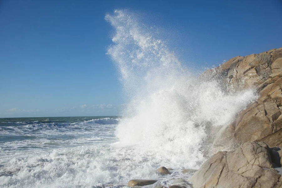 De ruige kliffen van de Côte Sauvage met hun wilde schoonheid