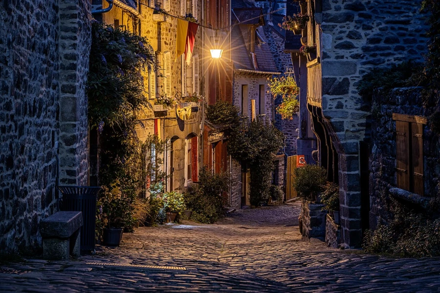 Een middeleeuws straatje in Dinan. (Rue du petit fort)